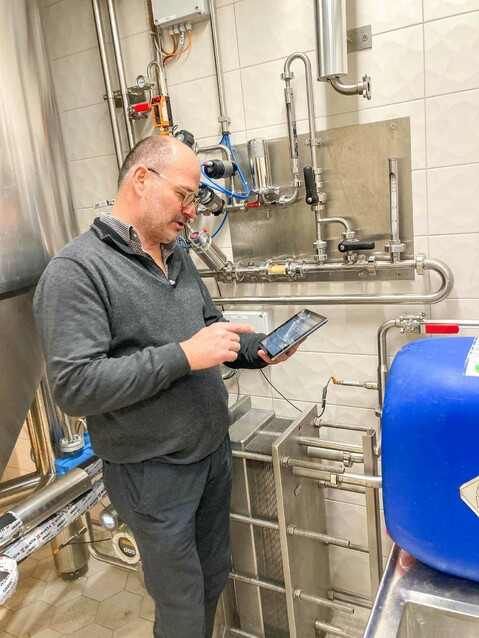 Owner of Gassl Bräu, Norbert Andergassen, tests mingelcontrol on the tablet